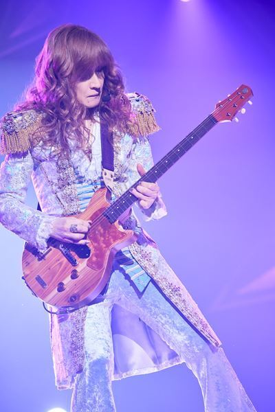 THE ALFEE、105回目の日本武道館ライブでロックバンドとして最多記録を更新　前人未到の通算ライブ本数の3,000本までカウントダウンに突入！