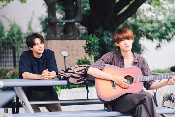 森崎ウィン×向井康二の相合傘も！ 映画『（LOVE SONG）』“両片想い”があふれる場面写真公開