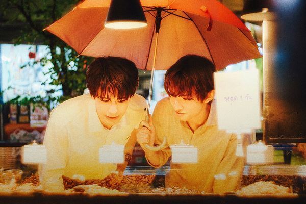 森崎ウィン×向井康二の相合傘も！ 映画『（LOVE SONG）』“両片想い”があふれる場面写真公開