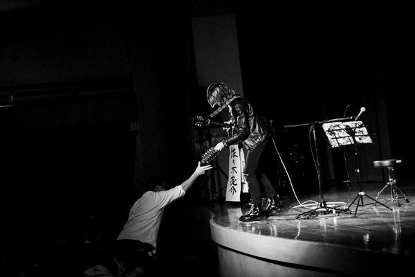 古市コータローをゲストに迎えた『佐々木亮介弾き語り興行“雷よ静かに轟け”第四夜』オフィシャルレポート