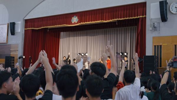 ORANGE RANGE、地元・沖縄県立コザ高校でのサプライズライブの模様を公開　