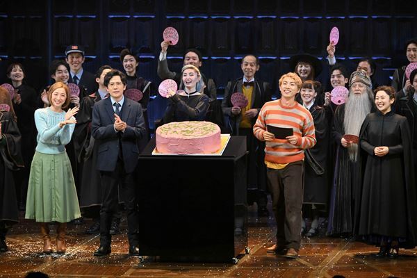 稲垣吾郎も祝福！ 舞台『ハリー・ポッターと呪いの子』でハリーの誕生日をサプライズでお祝い
