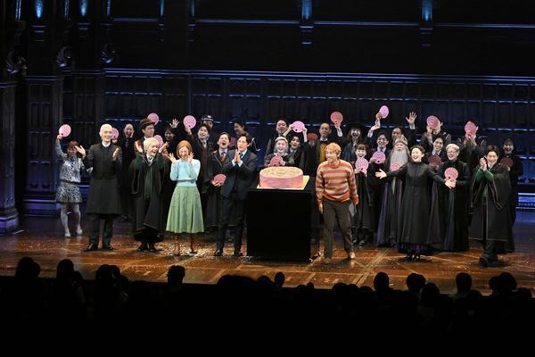 稲垣吾郎も祝福！ 舞台『ハリー・ポッターと呪いの子』でハリーの誕生日をサプライズでお祝い