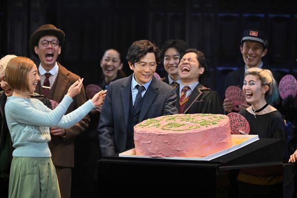 稲垣吾郎も祝福！ 舞台『ハリー・ポッターと呪いの子』でハリーの誕生日をサプライズでお祝い