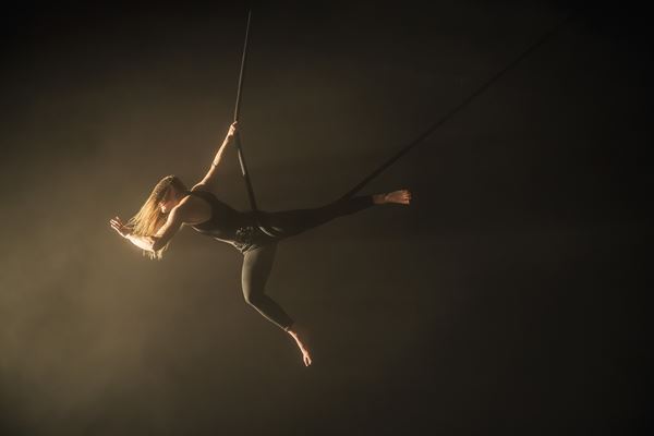 まもなく開幕！　カンパニー・ルーブリエ／ラファエル・ボワテル『Ombres Portées／キャストシャドウ』で体感する現代サーカスの新境地