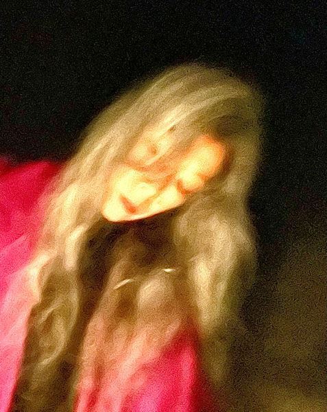 濃密な空間、カラス アパラタスで体験する、佐東利穂子による新作ソロダンス『紫日記』