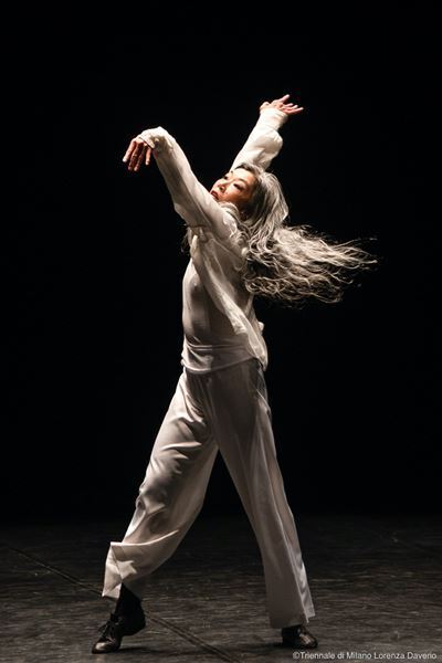 濃密な空間、カラス アパラタスで体験する、佐東利穂子による新作ソロダンス『紫日記』