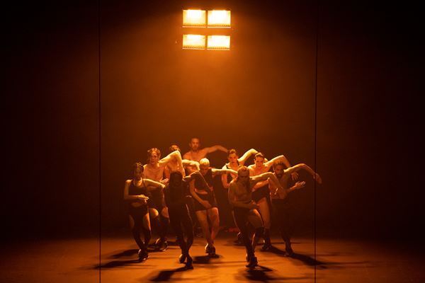 ポルトガル出身の振付家が描く、歴史と記憶をめぐるエネルギッシュな世界　『CARCAÇA -カルカサ-』10月上演