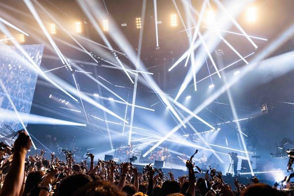 back number、初のアリーナ対バンツアー『anti sleeps tour 2024』から清水依与吏がゲスト出演したさいたまスーパーアリーナ公演を映像化