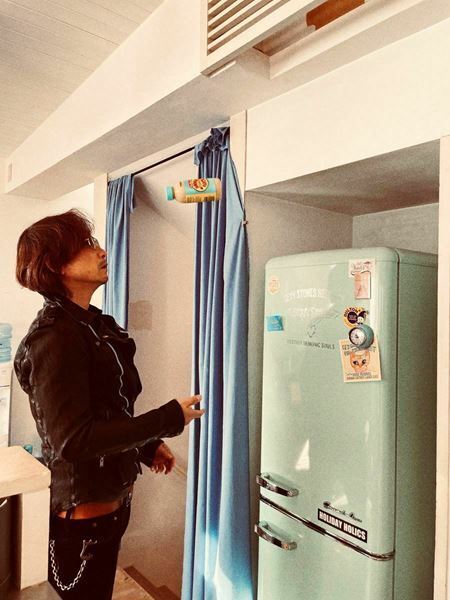 浅井健一、自らがセレクトしたベスト・アルバム『WHO IS BENZIE？』収録曲決定　本人描き下ろしイラストによるジャケットも公開