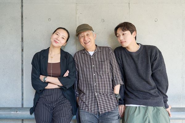 那須凜×串田十二夜×串田和美　6度目の上演アイルランドの喜劇『西に黄色のラプソディ』は原点回帰のような作り方で演劇の楽しさを