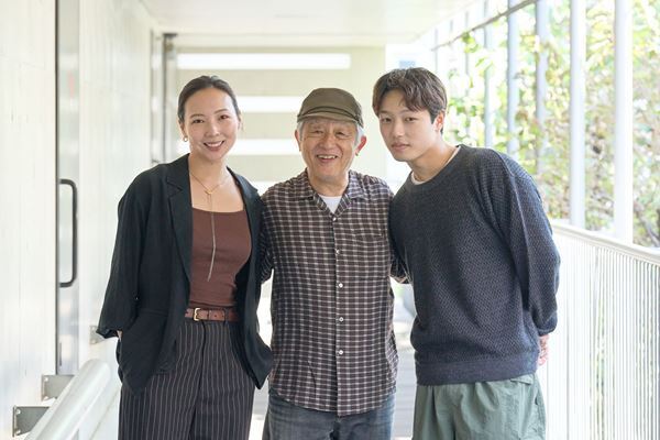 那須凜×串田十二夜×串田和美　6度目の上演アイルランドの喜劇『西に黄色のラプソディ』は原点回帰のような作り方で演劇の楽しさを