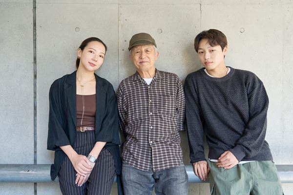 那須凜×串田十二夜×串田和美　6度目の上演アイルランドの喜劇『西に黄色のラプソディ』は原点回帰のような作り方で演劇の楽しさを