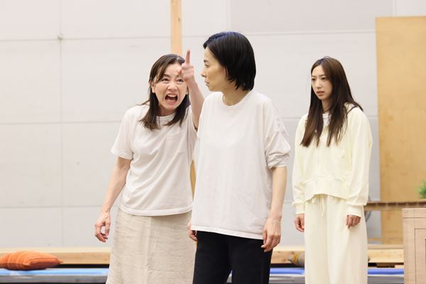 蓬莱竜太が綴る“家族の不協和音”――『消えていくなら朝』稽古場オフィシャルレポート