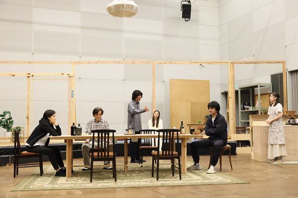 蓬莱竜太が綴る“家族の不協和音”――『消えていくなら朝』稽古場オフィシャルレポート