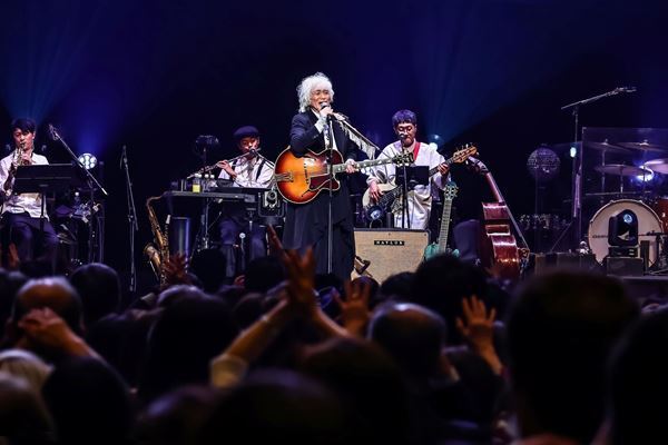 『玉置浩二 with 故郷楽団 10周年 Concert Tour 2025 ～blue eggplant field』他の追随を許さず走り続ける姿を確認したツアーファイナル！【オフィシャルレポート】