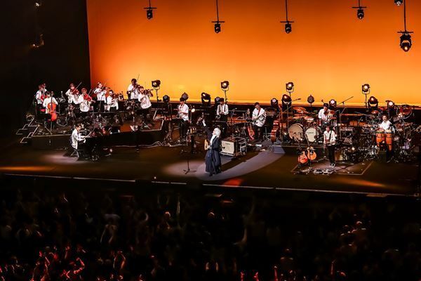 『玉置浩二 with 故郷楽団 10周年 Concert Tour 2025 ～blue eggplant field』他の追随を許さず走り続ける姿を確認したツアーファイナル！【オフィシャルレポート】