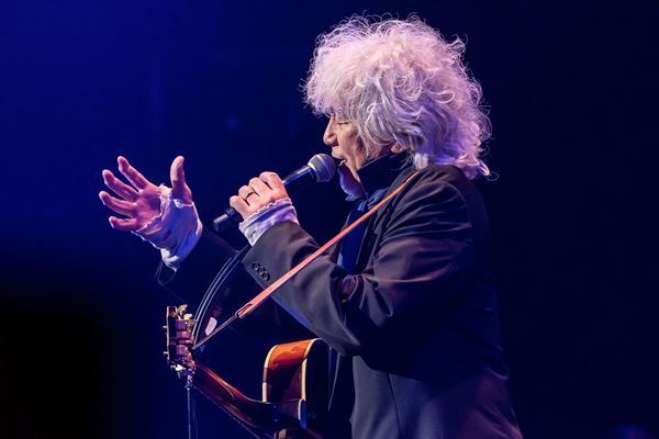 『玉置浩二 with 故郷楽団 10周年 Concert Tour 2025 ～blue eggplant field』他の追随を許さず走り続ける姿を確認したツアーファイナル！【オフィシャルレポート】