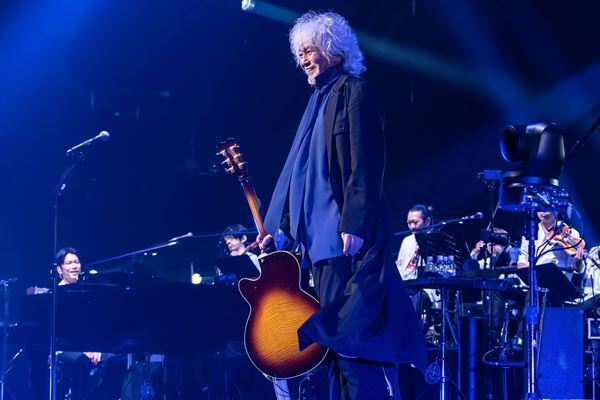 『玉置浩二 with 故郷楽団 10周年 Concert Tour 2025 ～blue eggplant field』他の追随を許さず走り続ける姿を確認したツアーファイナル！【オフィシャルレポート】