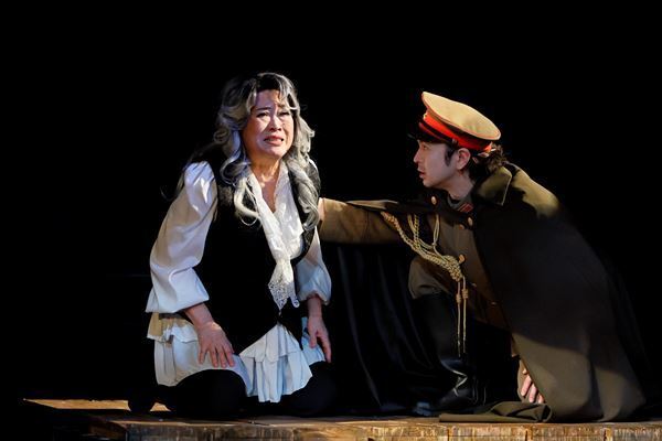 渡辺えりの新演出が光るオフィス３〇〇特別公演『少女仮面』開幕　舞台写真＆コメント到着