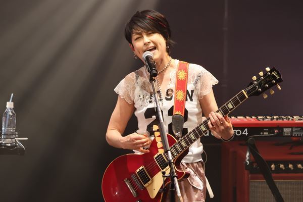 岸谷香『LIVE TOUR 2025 “58th SHOUT!”』「封印していた曲をアレンジし直して、歌詞の一部も変えてみたら、演奏するのが楽しくなりました」