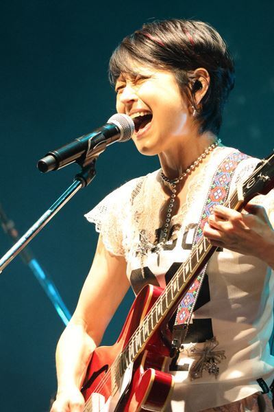 岸谷香『LIVE TOUR 2025 “58th SHOUT!”』「封印していた曲をアレンジし直して、歌詞の一部も変えてみたら、演奏するのが楽しくなりました」