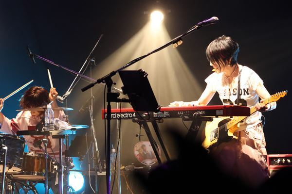 岸谷香『LIVE TOUR 2025 “58th SHOUT!”』「封印していた曲をアレンジし直して、歌詞の一部も変えてみたら、演奏するのが楽しくなりました」