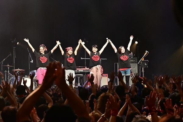 岸谷香『LIVE TOUR 2025 “58th SHOUT!”』「封印していた曲をアレンジし直して、歌詞の一部も変えてみたら、演奏するのが楽しくなりました」