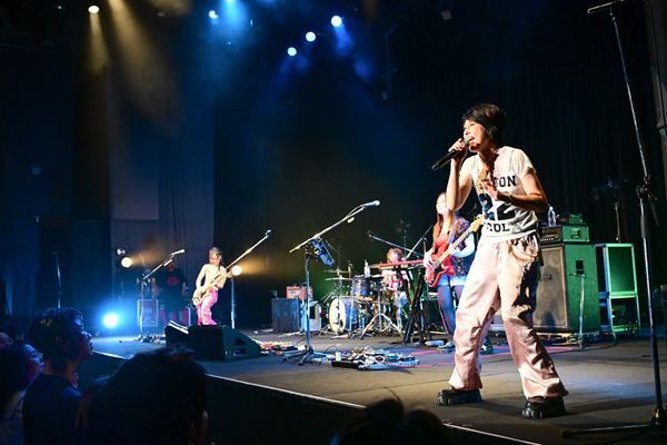 岸谷香『LIVE TOUR 2025 “58th SHOUT!”』「封印していた曲をアレンジし直して、歌詞の一部も変えてみたら、演奏するのが楽しくなりました」