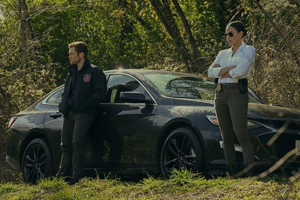 『キングスマン』のタロン・エジャトンがワイルドな放火捜査官を熱演！ Apple TV+『スモーク』本編映像公開