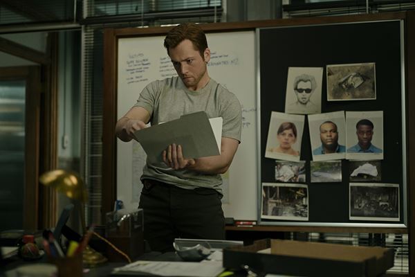 『キングスマン』のタロン・エジャトンがワイルドな放火捜査官を熱演！ Apple TV+『スモーク』本編映像公開