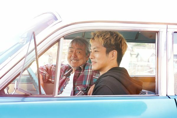 寺尾聰×松坂桃李『父と僕の終わらない歌』──記憶が薄れていく父に何をしてあげられるか【おとなの映画ガイド】