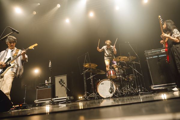 異なりながらも重なる物語──Base Ball BearとPEDRO、3ピースバンド2組の歴史が交差した一夜【オフィシャルレポート】