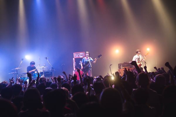 異なりながらも重なる物語──Base Ball BearとPEDRO、3ピースバンド2組の歴史が交差した一夜【オフィシャルレポート】