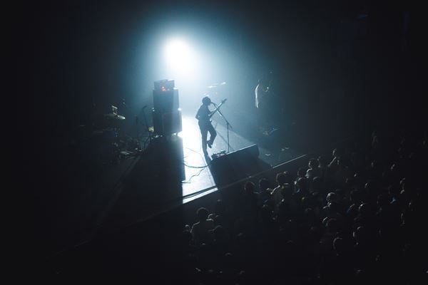 異なりながらも重なる物語──Base Ball BearとPEDRO、3ピースバンド2組の歴史が交差した一夜【オフィシャルレポート】