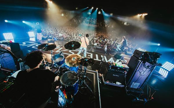 祝Zepp Nagoya20周年！　シークレットゲストにBLUE ENCOUNTを迎えた04 Limited Sazabys流ハッピーアニバーサリー【オフィシャルレポート】