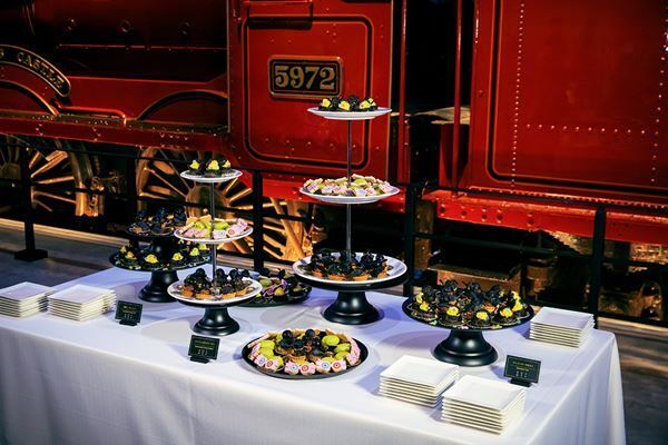 “ハリポタ”スタジオツアー東京、団体向けディナープランと専属スタッフによる解説付きガイドツアーの販売がスタート