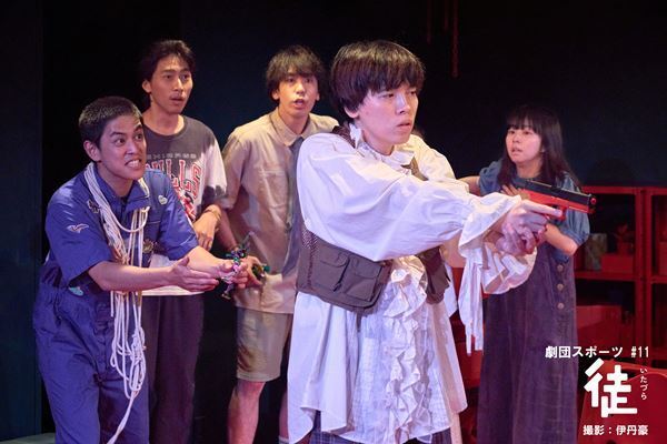 劇団スポーツの新作、不条理脱出コメディ『徒』が開幕　主宰・内田倭史コメント＆舞台写真公開