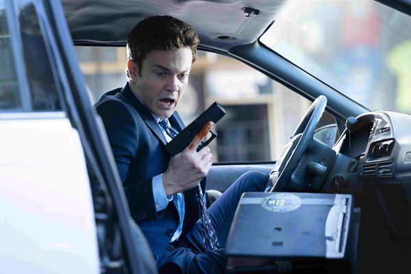 “無痛の男”が愛する彼女を助けるために痛すぎる奮闘!? 『Mr.ノボカイン』最新予告映像公開