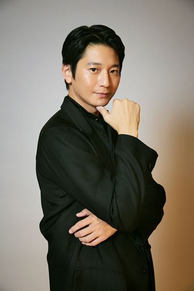 劇団☆新感線の看板俳優・古田新太と、劇団をわかっている男・向井理が語る、最新作と新感線の魅力の作られ方