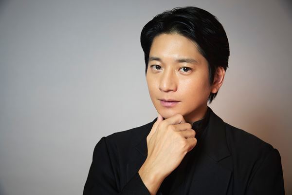 劇団☆新感線の看板俳優・古田新太と、劇団をわかっている男・向井理が語る、最新作と新感線の魅力の作られ方