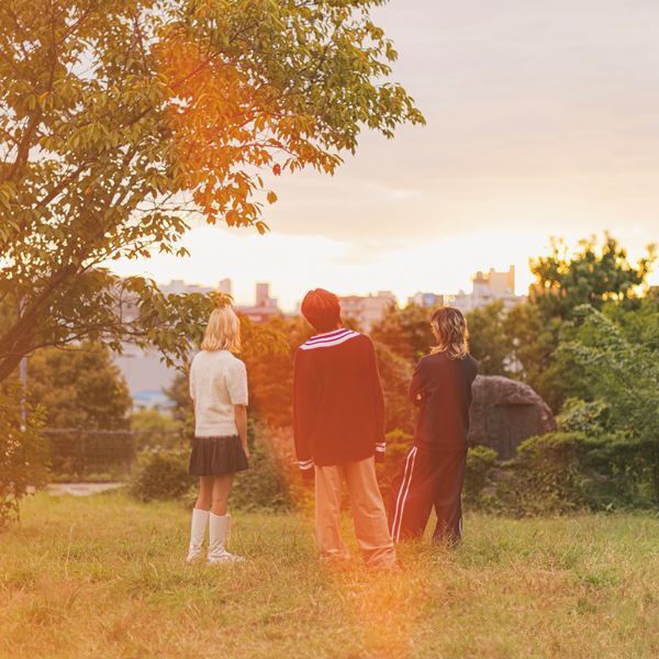 ギターレス・スリーピース・バンド「ココラシカ」　本島純政主演の 「花瓶」MVを公開