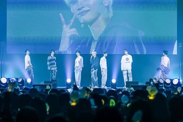 n.SSign、初ホールツアー終幕！開始直後から爆発的な盛り上がりを見せた『FAN-CON [EVERBLUE]』ファイナル1部をレポート