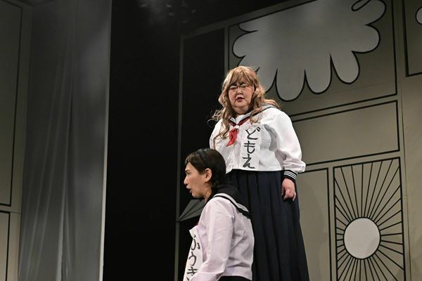 サモ・アリナンズ最後の本公演『蹂躙さん』の舞台写真が到着