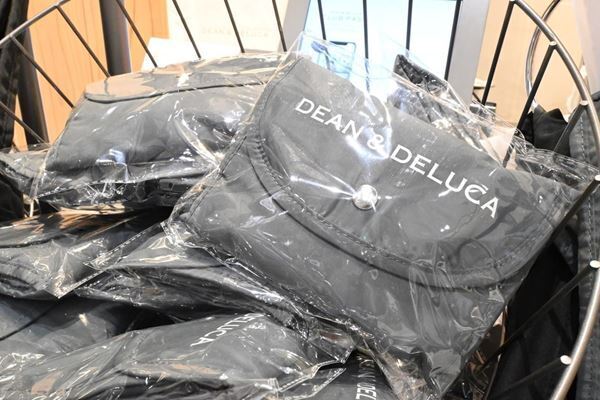 DEAN & DELUCA、おしゃれで使えるエコバッグに新色登場！　たためて肩かけもOK、買い物にも旅行にも便利♪