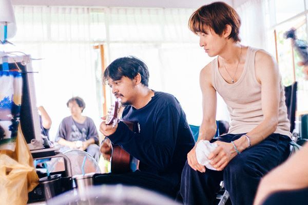 森崎ウィン×向井康二『（LOVE SONG）』タイ流“フレキシブル”撮影の舞台裏を収めたメイキング写真公開