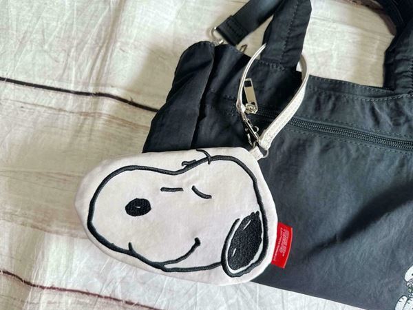 しまむら×スヌーピーの新作バッグは裏地までかわいい！　撥水加工＆ポケット豊富で使いやすいのも◎