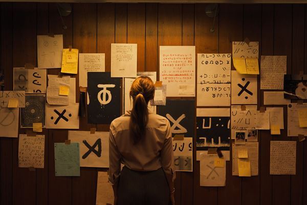 ニコラス・ケイジが殺人鬼を演じた話題作『ロングレッグス』新たな場面写真10点公開