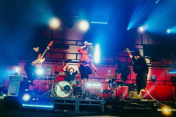 家入レオ全国ツアーファイナルにUNISON SQUARE GARDEN・斎藤宏介がサプライズ登場！ フィーチャリング曲をふたりで初パフォーマンス！