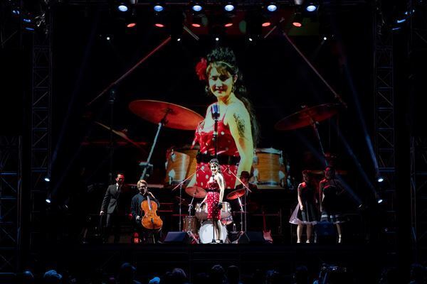 新国立劇場でアレックス・オリエ演出『カルメン』が開幕